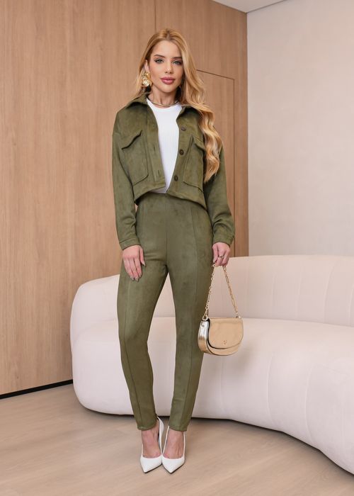 Conjunto Camurça Jaqueta Cropped Camurça c/ Bolsos/ Calça c/ Zíper na Barra