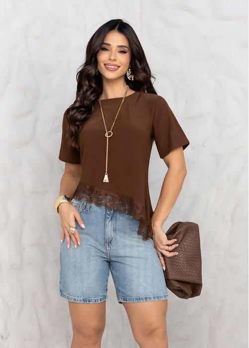 Blusa Manga Curta c/ Barra Assimétrica Renda Marrom