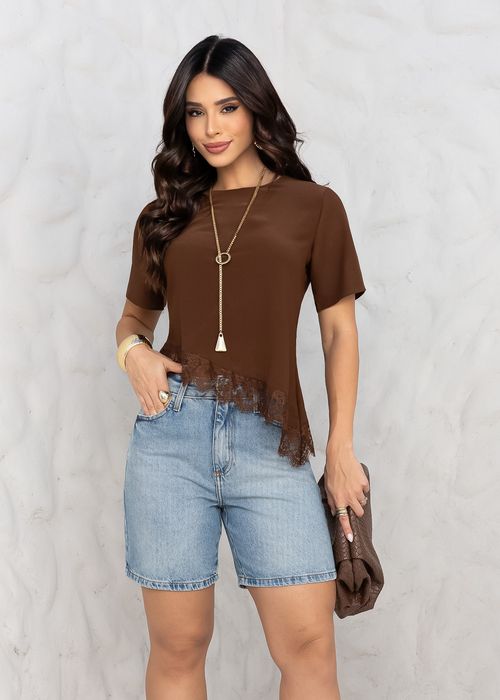 Blusa Manga Curta c/ Barra Assimétrica Renda Marrom